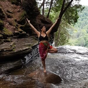 Posture de l'arbre vrkshasana en nature prayana yoga bien-être