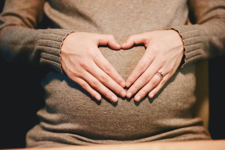 ventre femme enceinte mains en cœur
