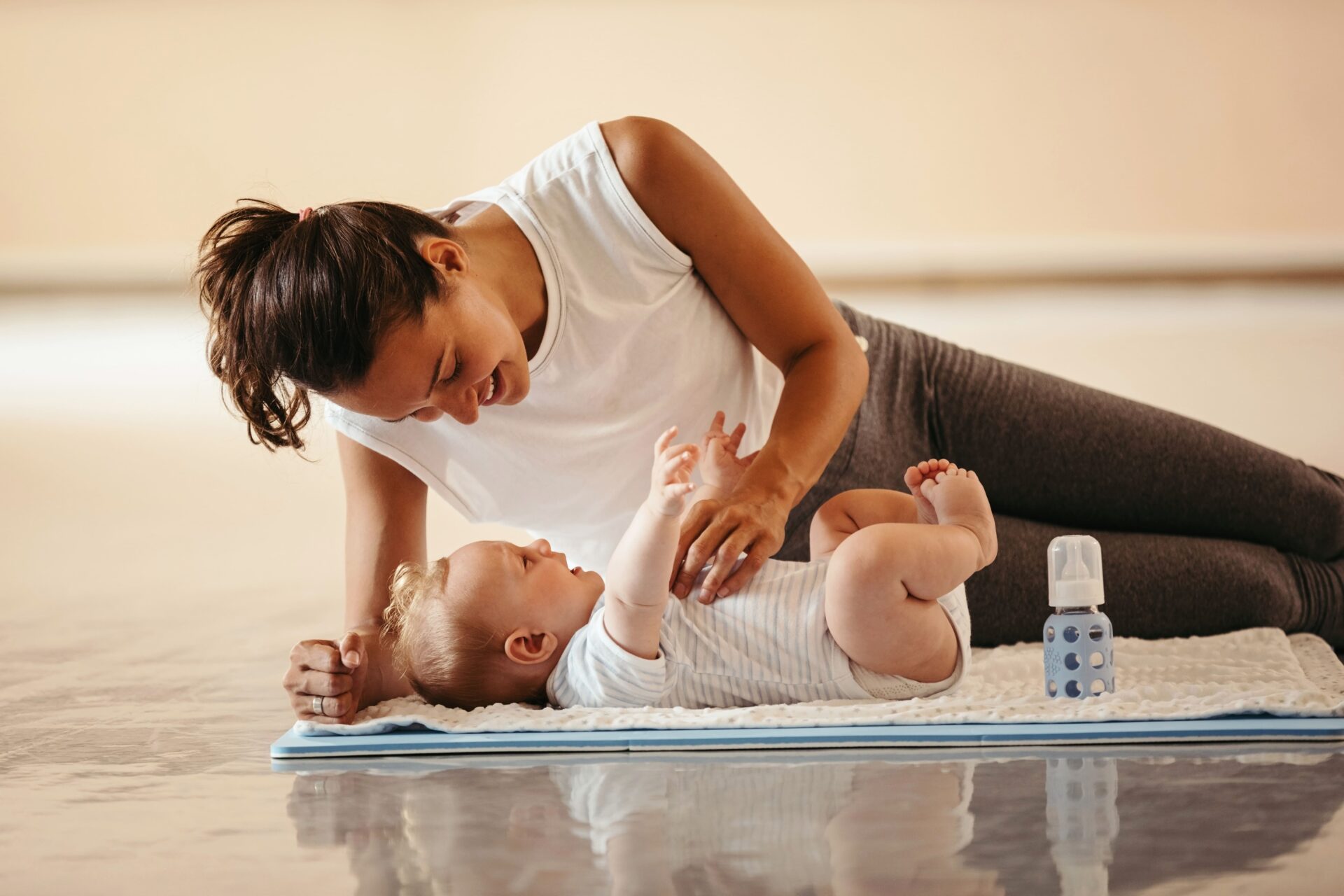 une maman et son bébé font du yoga postnatal