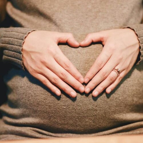 ventre femme enceinte mains en cœur